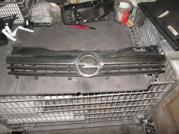 Решітка радіатора гриль Opel ASTRA H 13154225