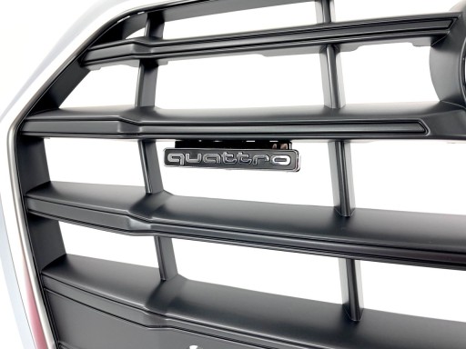 Audi Q5 S Line Atrapa środkowa grill napis Quattro - 2