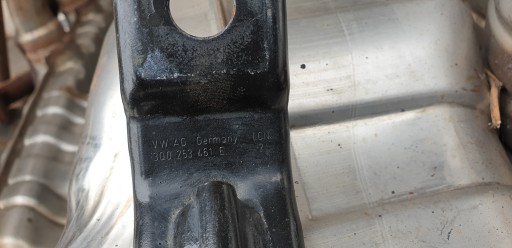 Тримач кріплення гак вішалка глушник для VW PASSAT B8 - 2