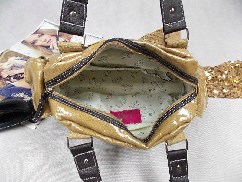 FERGI KUFEREK nietuzinkowa torebka Cechy dodatkowe lakierowana