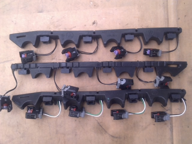 MERCEDES W204 W212 Listwa Wtryskiwaczy A6511509833