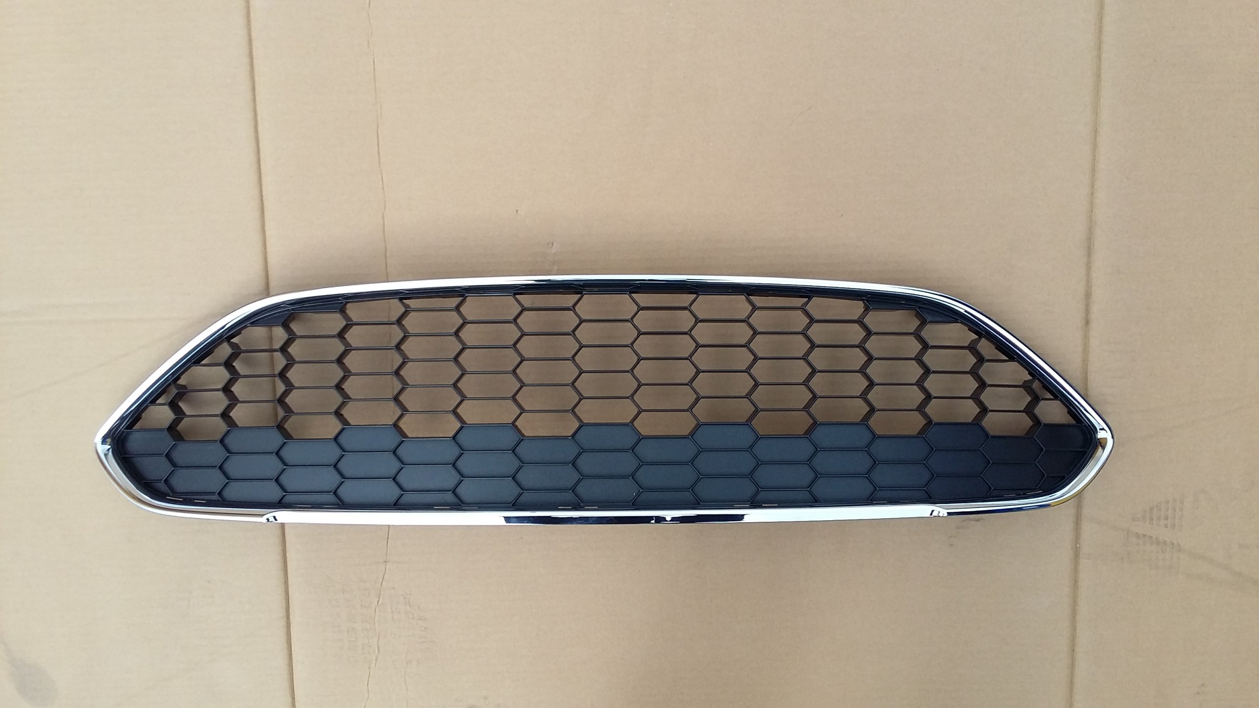 C1BJ-17B968-CA - FIESTA MK7 LIFT 2016-2017 ГРИЛЬ МАНЕКЕН ОРИГИНАЛ