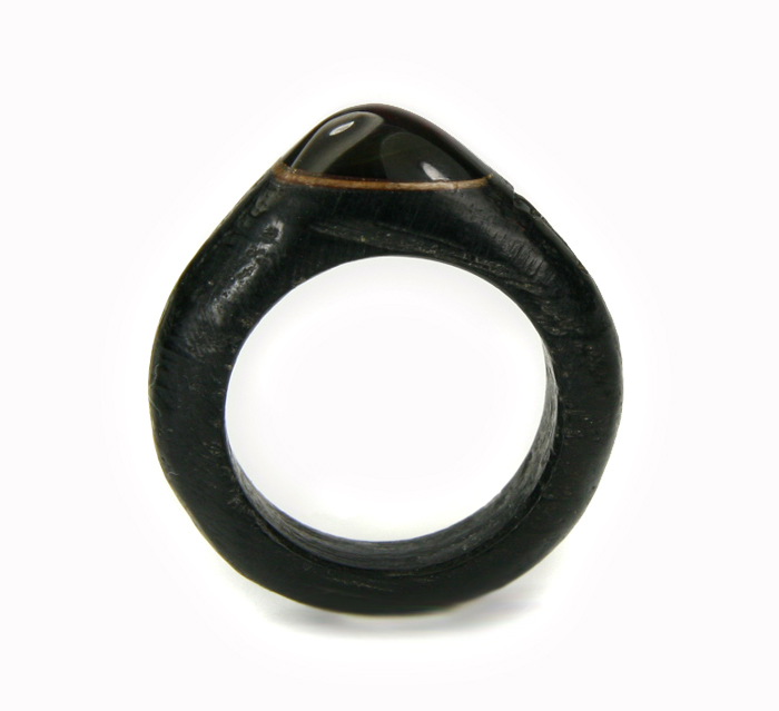 Prstýnek baltský jantar dřevo černý dub