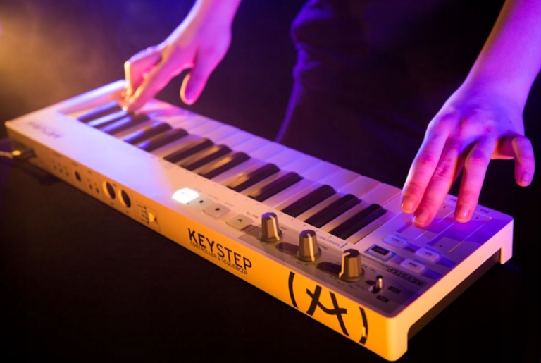 ARTURIA KEYSTEP BIAŁA KLAWIATURA STERUJĄCA MIDI USB 32 KLAWISZE EAN (GTIN) 3760033530970