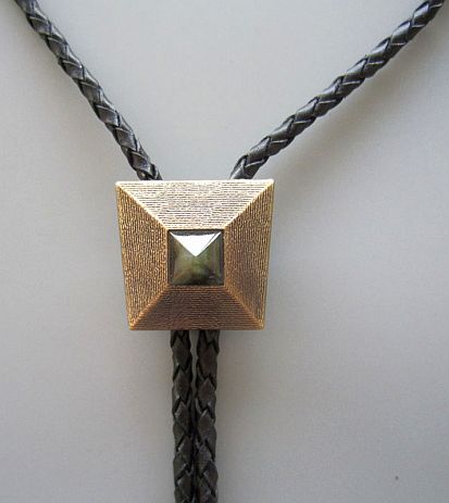 Bolo kravata pokovená zlatem pyramidou Labradoryt, pletenina, přírodní kůže