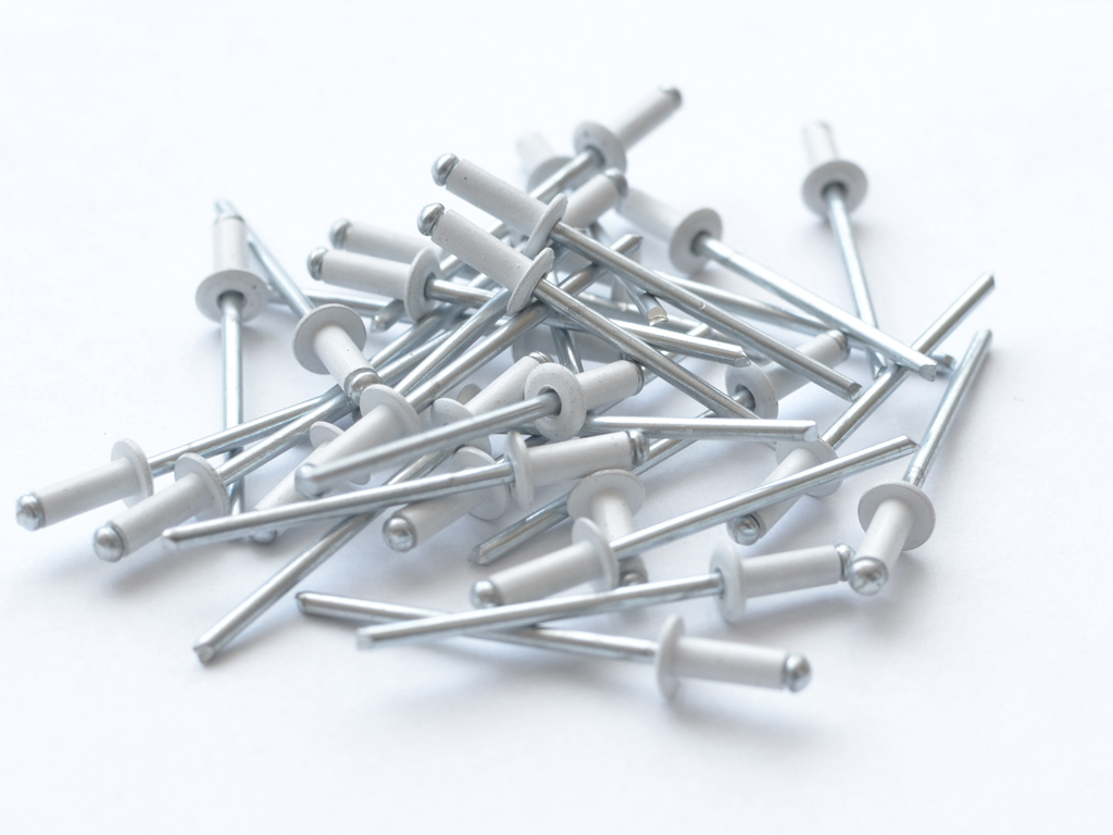 

Nity nit zrywalne malowane białe Al/St 4,8x8 10sz