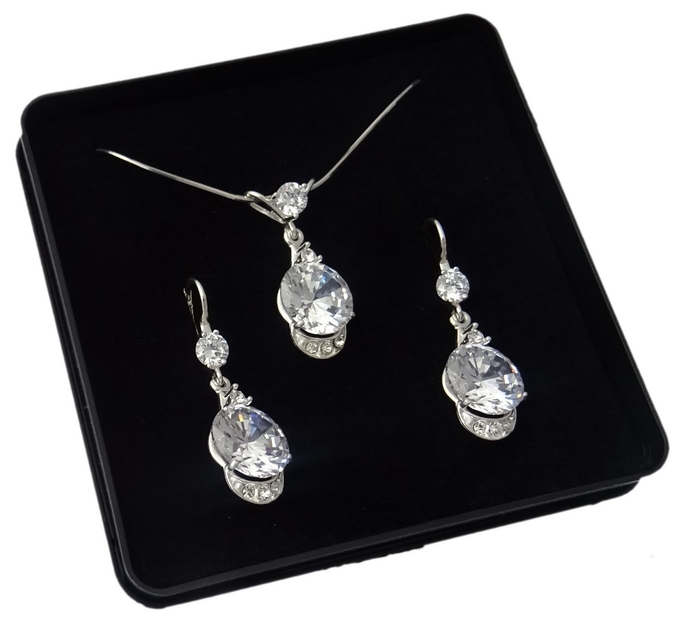 

Srebrny komplet z dużą cyrkonią + łańcuszek -40%