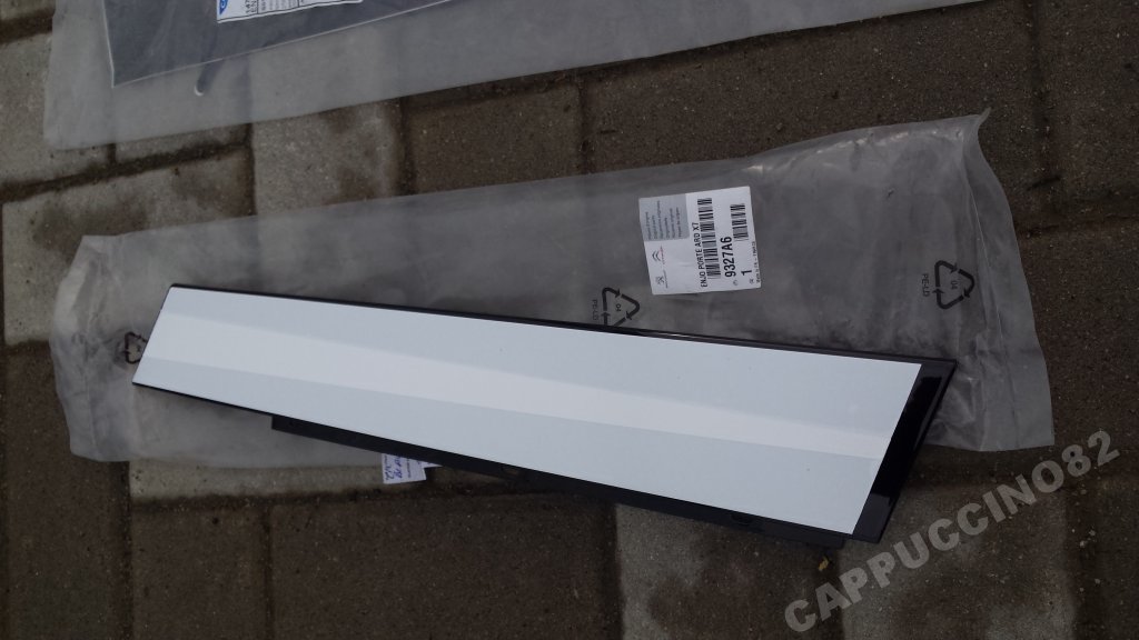 9327a6 - CITROEN C5 III - задняя правая накладка