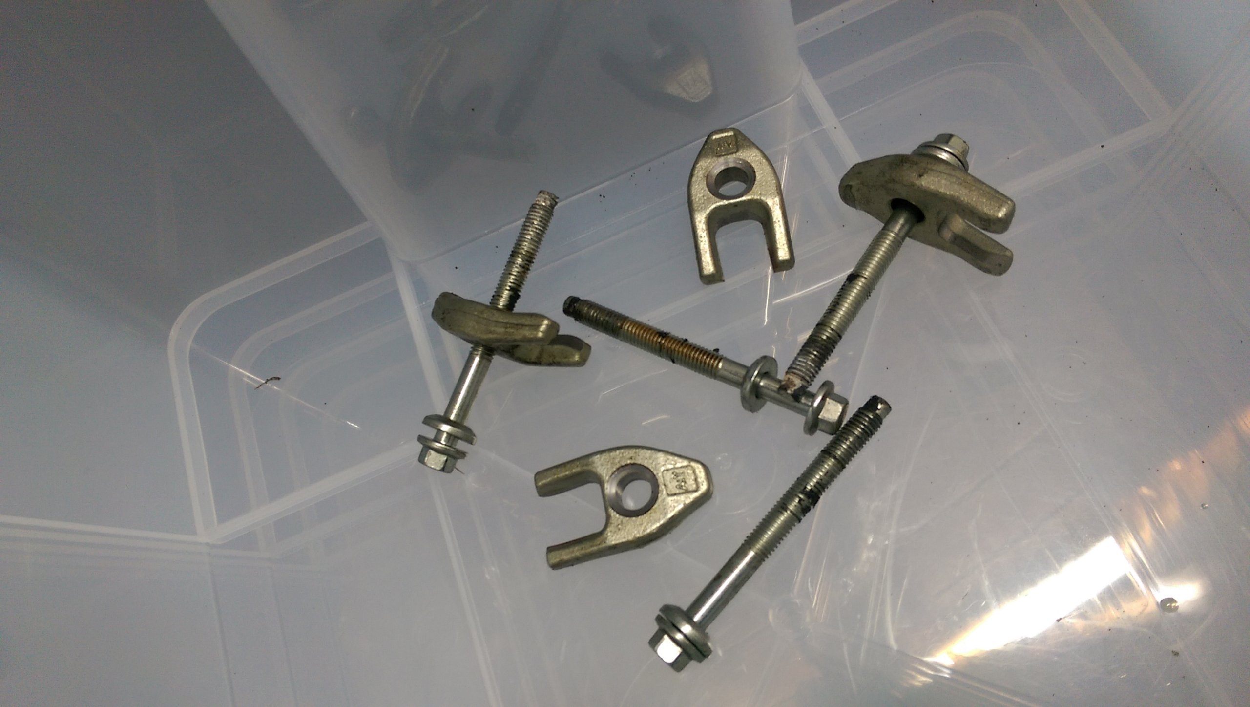 mocowanie wtryskiwaczy KOLEOS 2.0 DCI kpl. 4 szt.