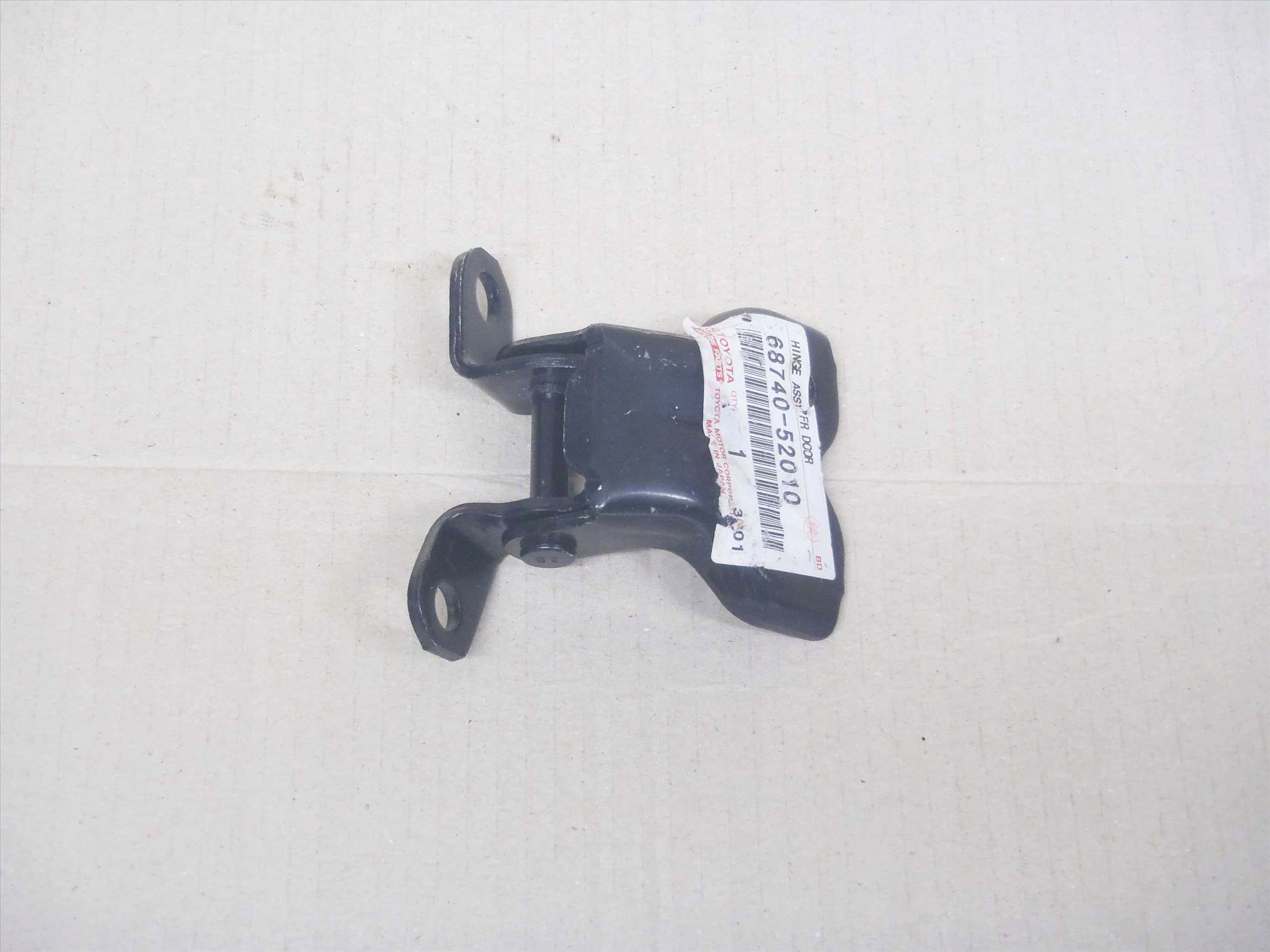 COROLLA E12 02 07 ZAWIAS DRZWI DOLNY LEWY PRZOD Part number A68740 52010