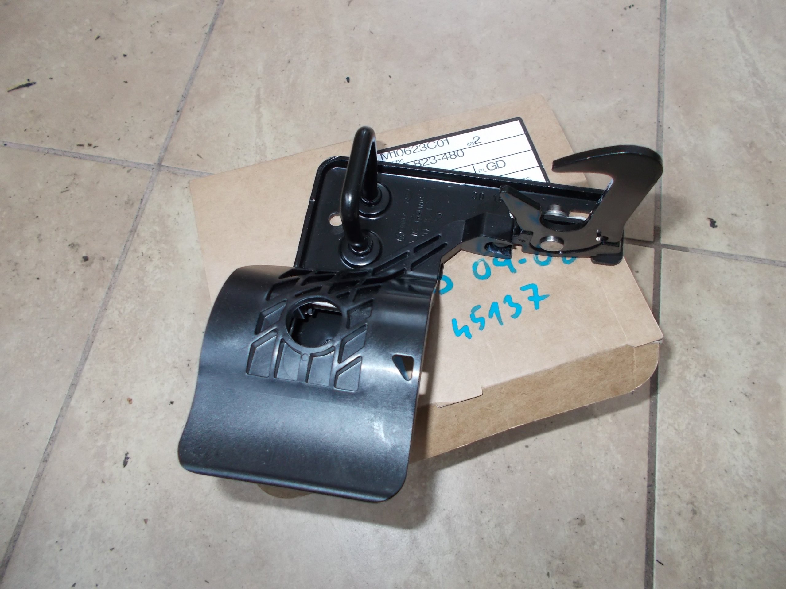 8P0823480 - Замок болт капота AUDI A3 ' 04-08 новый ориг X