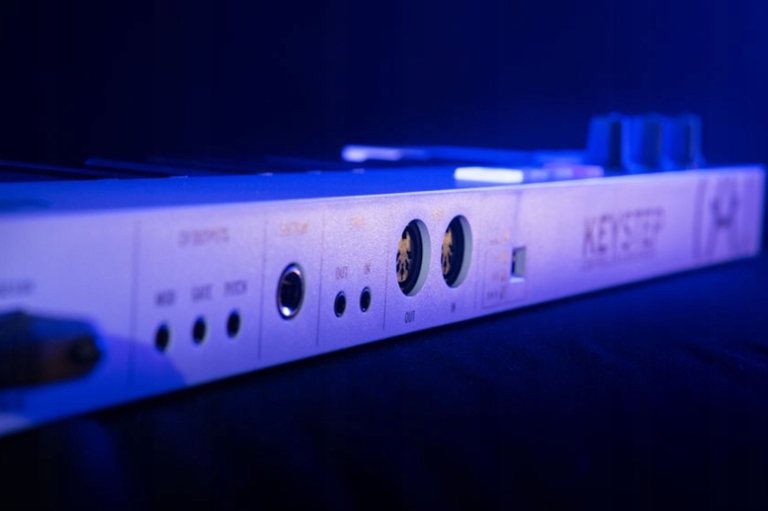 ARTURIA KEYSTEP BIAŁA KLAWIATURA STERUJĄCA MIDI USB 32 KLAWISZE Kod producenta KEYSTEP