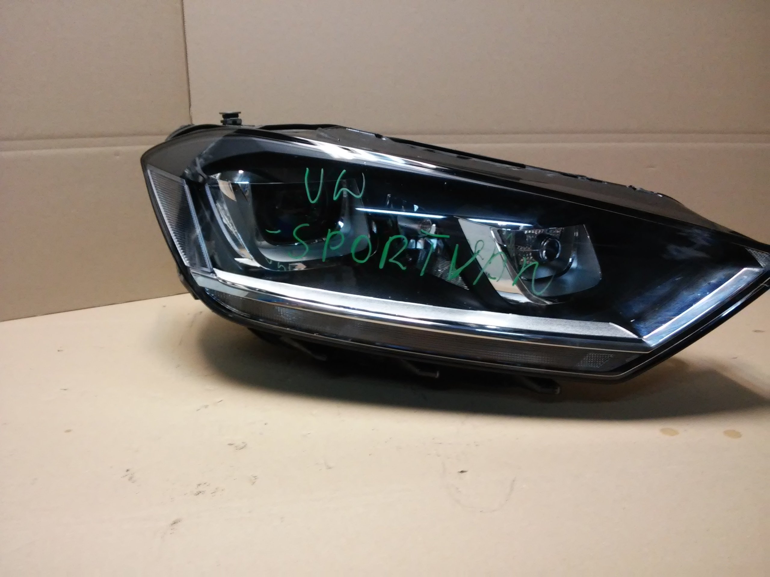vw golf sportsvan prawa lampa xenon nie skrętny