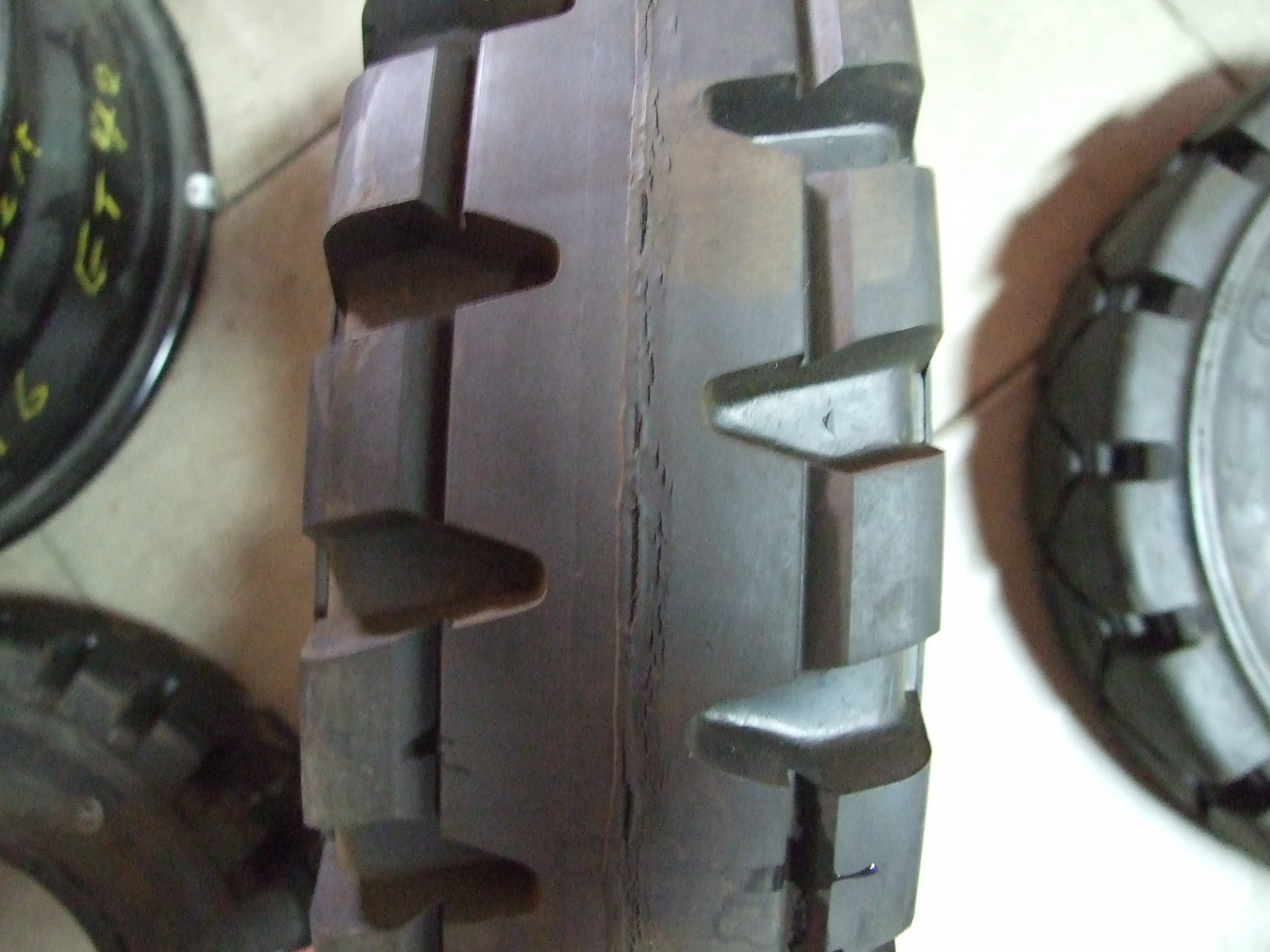 НОВИЙ 2ШТ МАЙСТЕР ТВЕРДІ ШИНИ 4.00-8 ПОВНИЙ