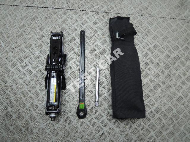 AUDI Q7 pokrowiec lewarek klucz 4M0012007