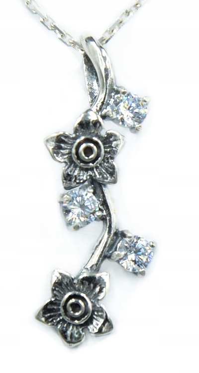 

Srebrny Wisiorek Gałązka Z Kwiatkami I Cyrkoniami