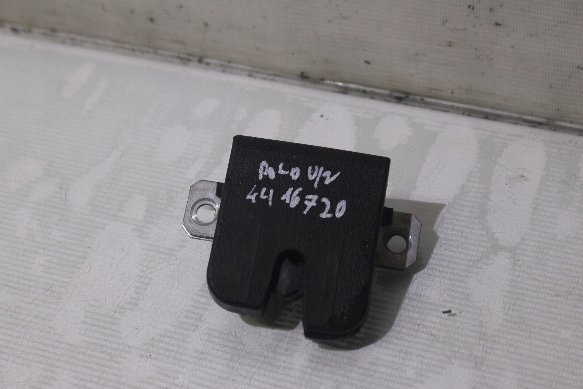 ZAMEK KLAPY BAGAŻNIKA VW POLO IV 6Q6827505E