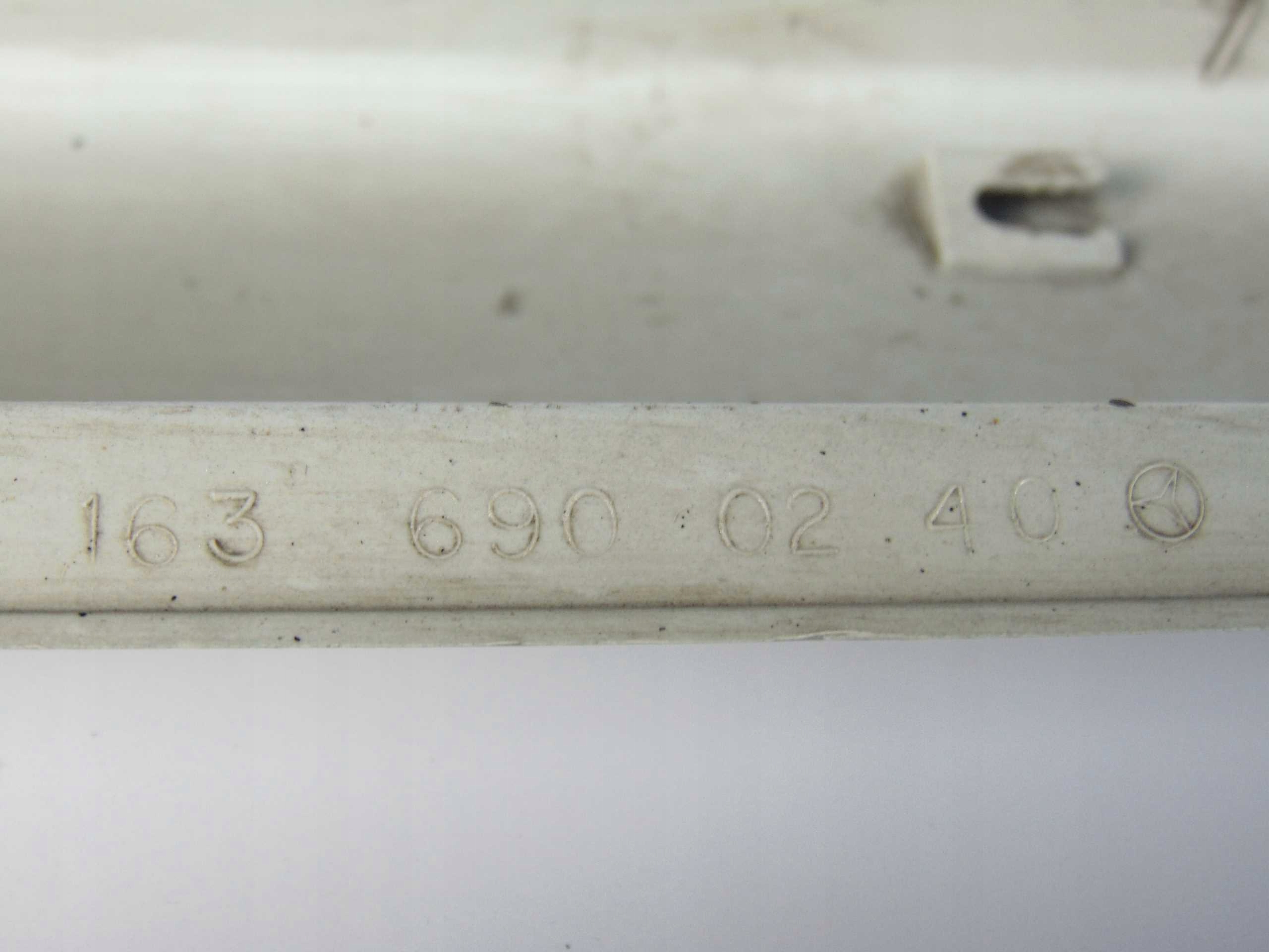 Mercedes ML W163 NAKŁADKA ZEWNĘTRZNA PROGU LEWA Kolor srebrny