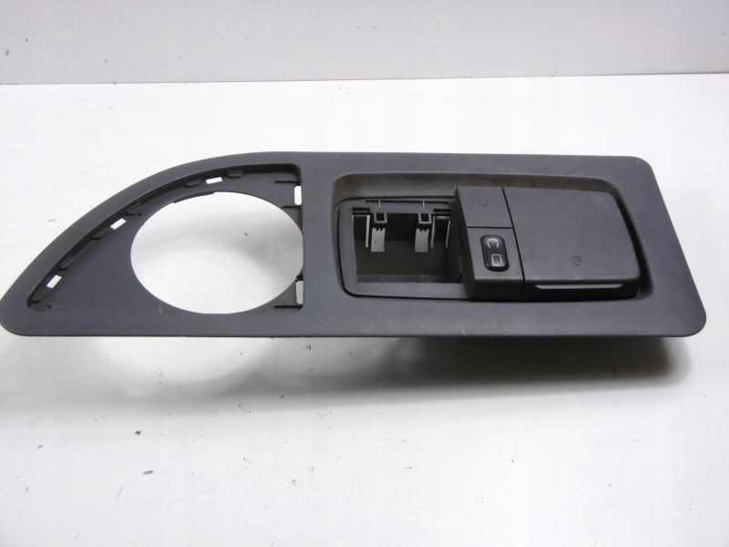 VITO 1 W638 UCHWYT PODSTAWKA NA NAPOJE TYŁ PRAWA Producent części Mercedes-Benz OE