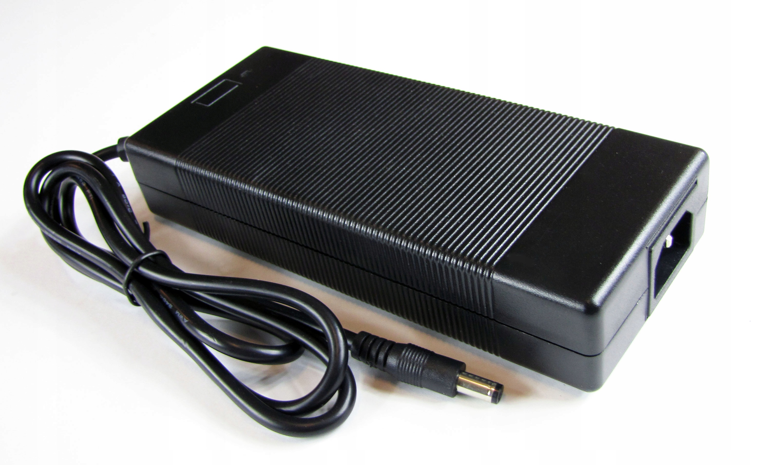 ŁADOWARKA DO AKUMULATORÓW LI-ION 67.2V 2A DC Waga 331 g