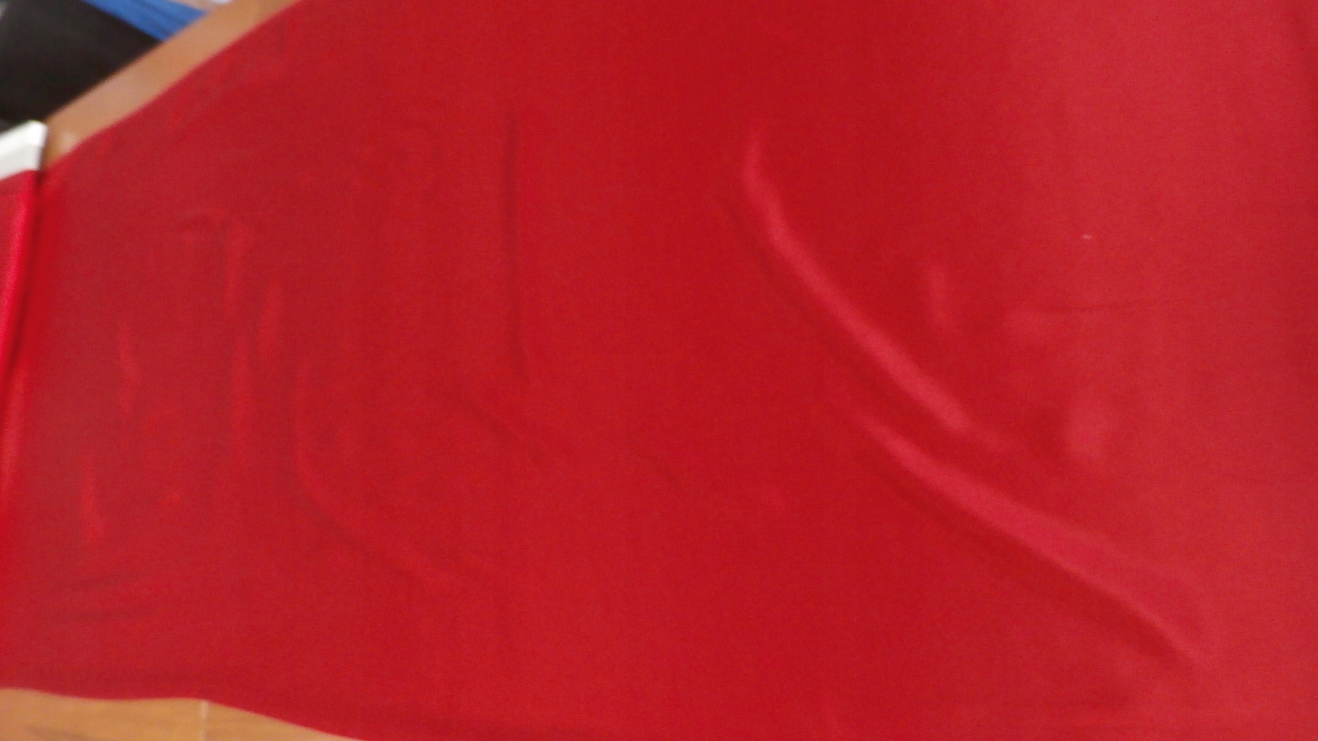 červený hedvábný satén