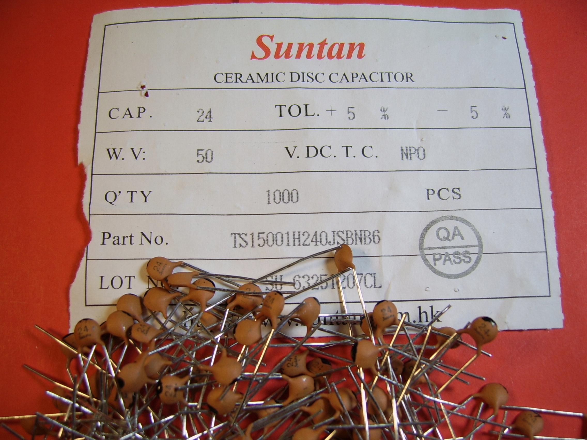 100x 24pF 50V 5% NP0 kond. ceramiczny Tht Suntan