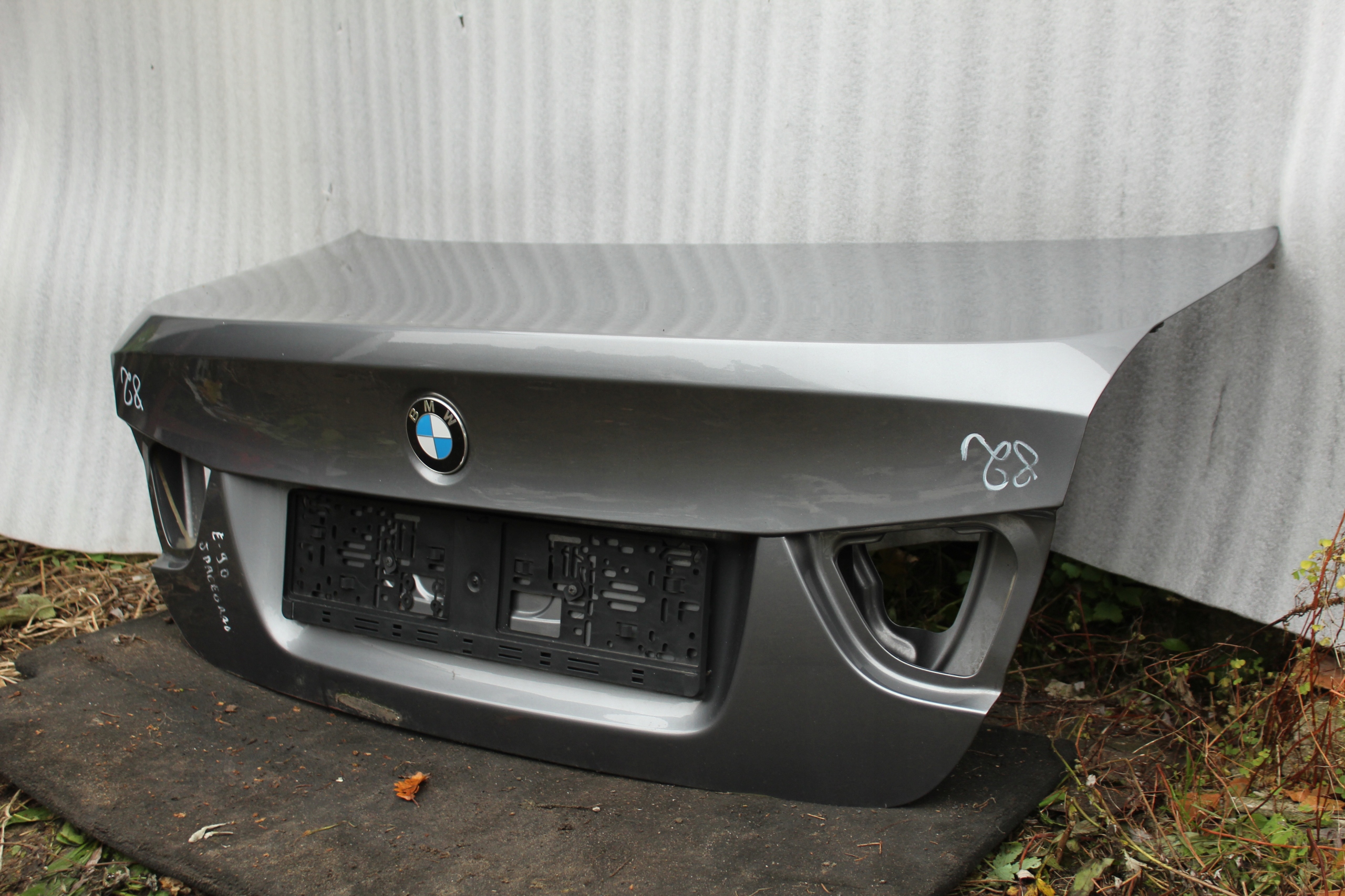 82 BMW E90 LIFT KLAPA BAGAŻNIKA SPACEGRAU Producent części BMW OE