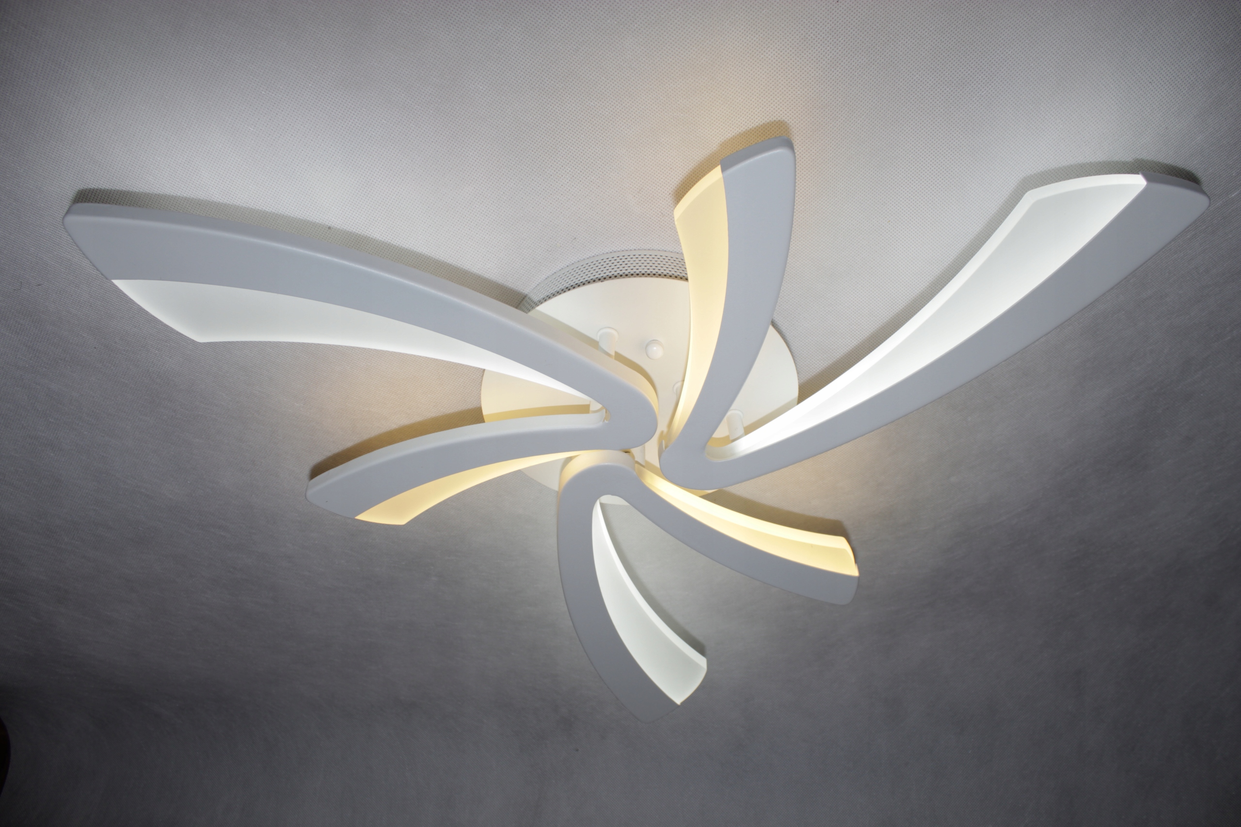 LAMPA LED LAMPA SUFITOWA PLAFON ŻYRANDOL EKO LED + Pilot Zasilanie sieciowe