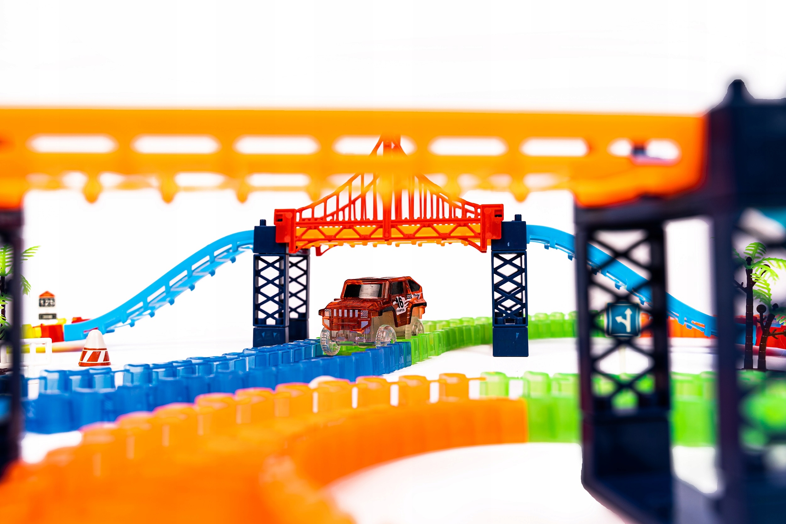 LT23 ŚWIECĄCY TOR MAGIC TRACKS 360 ELEM+ 3 AUTKA Kolor dominujący wielokolorowy