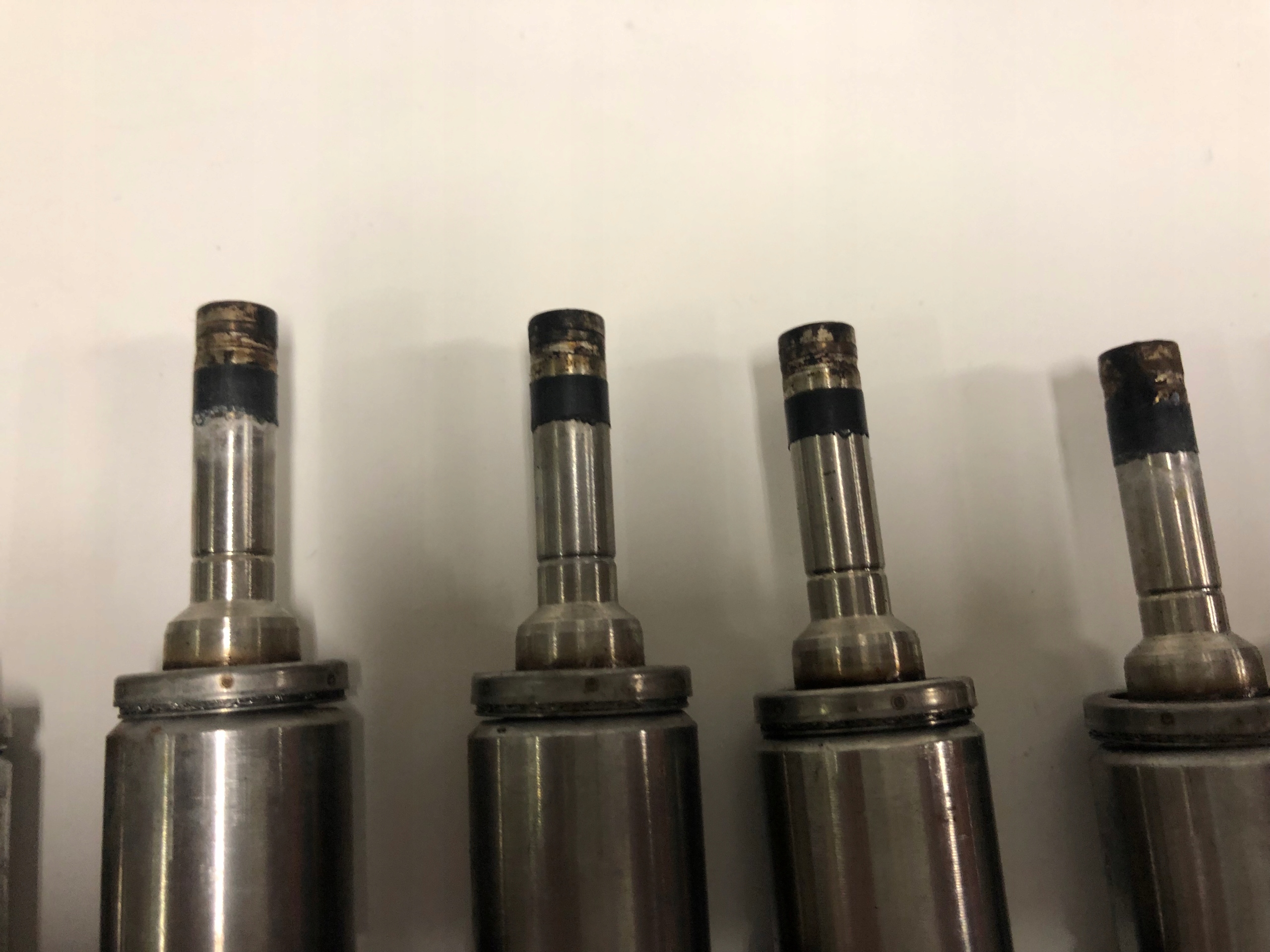 WTRYSKIWACZ BMW F01 F10 750 N63 0261500136 7599876 Numer katalogowy części 0261500136