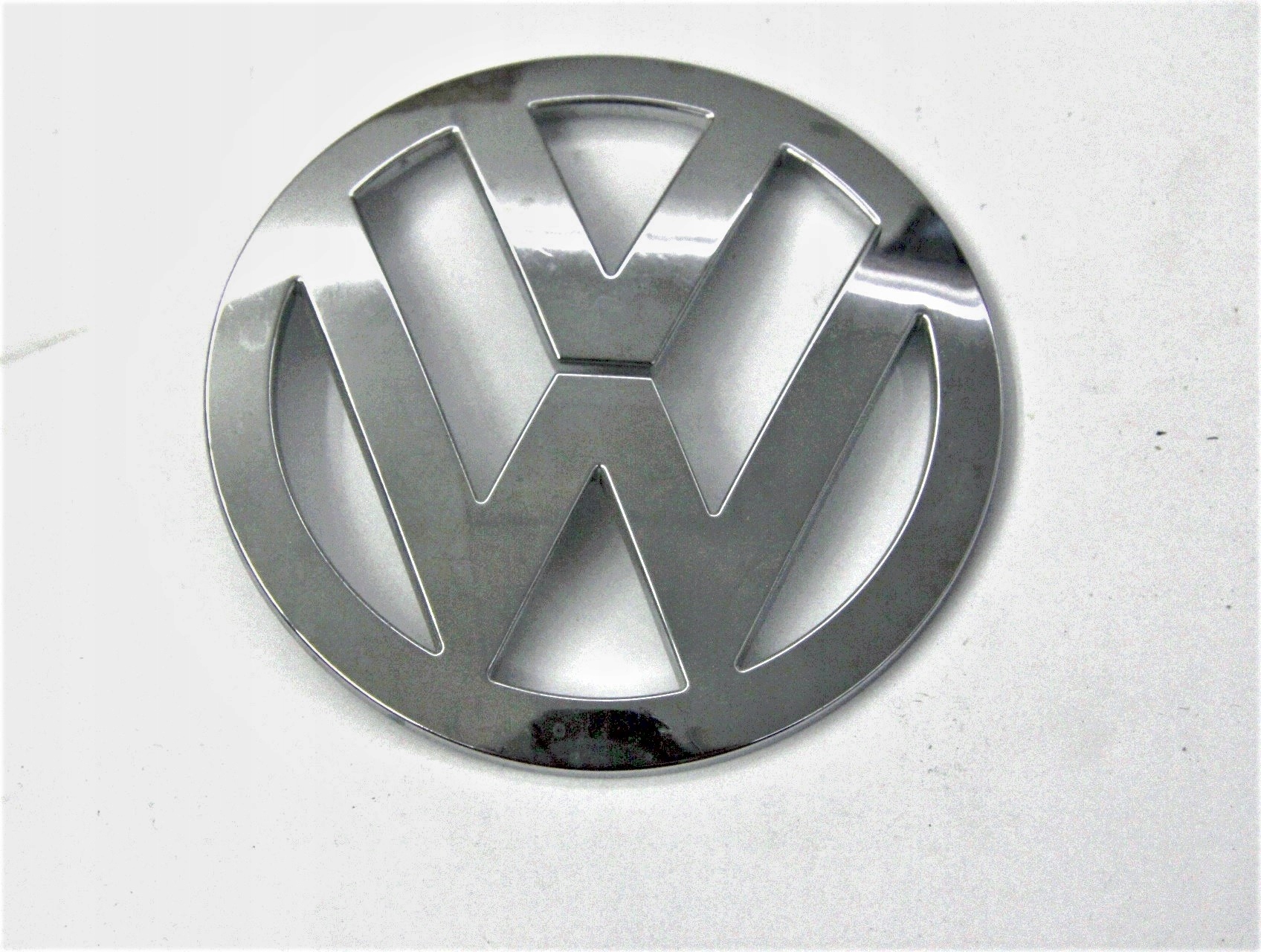 Значок фольксваген купить. Значок VW Touareg individual 1k0853688739. Volkswagen значок. Значок на VW Karmann Volkswagen. Volkswagen 1940 эмблема.