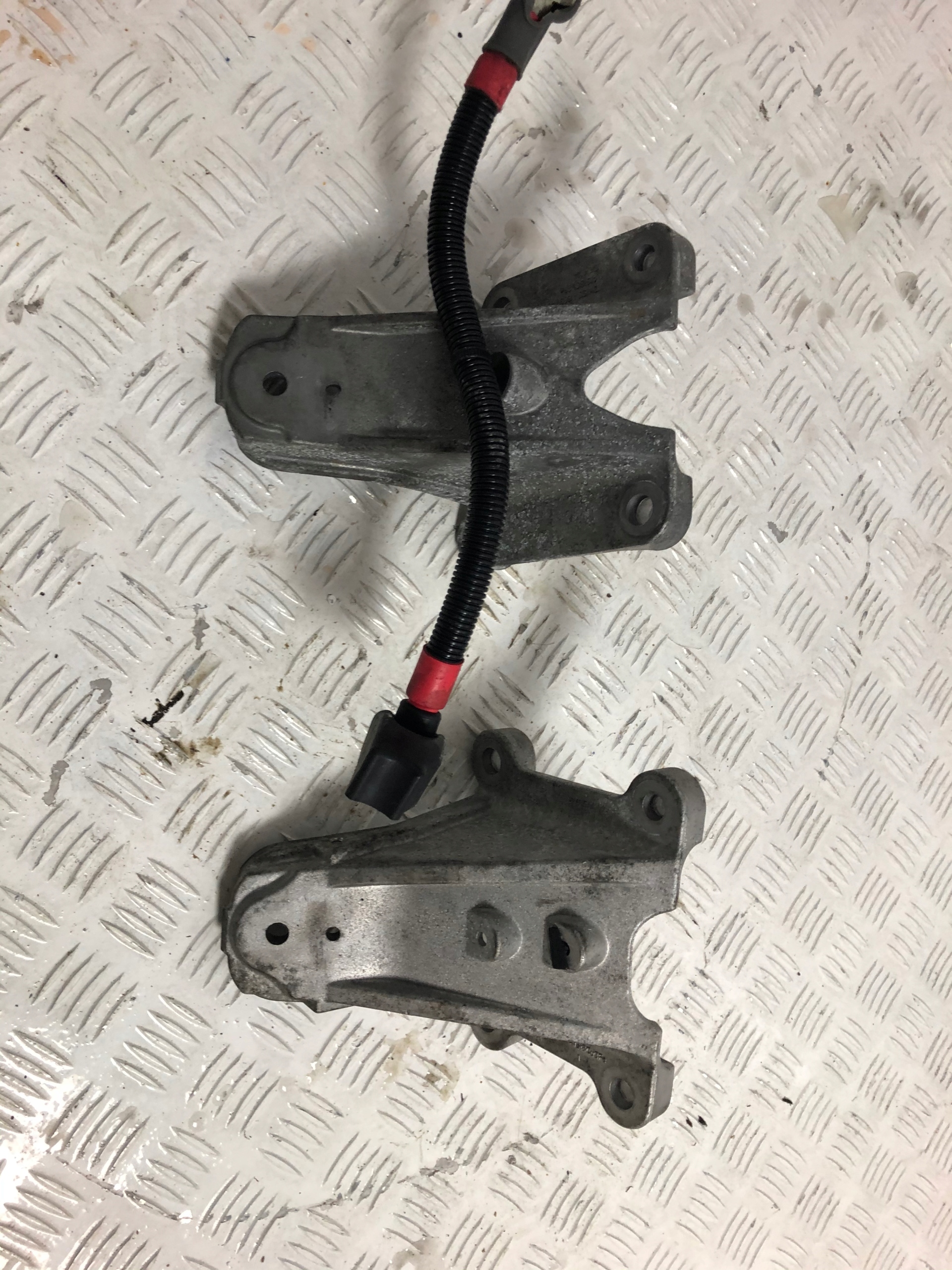 DW93-6037-AA - JAGUAR F TYPE X152 LIFT AWD 3.0 5.0 лапа двигателя