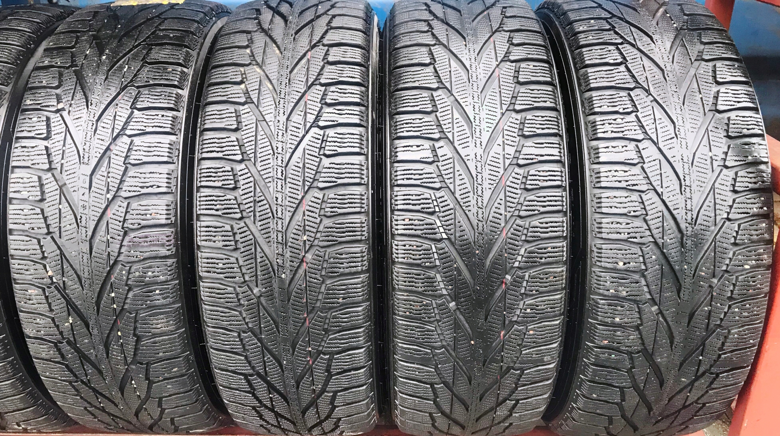 4x 215/65R16 NOKIAN HAKKAPELITTA R2 SUV 102R ZIMA