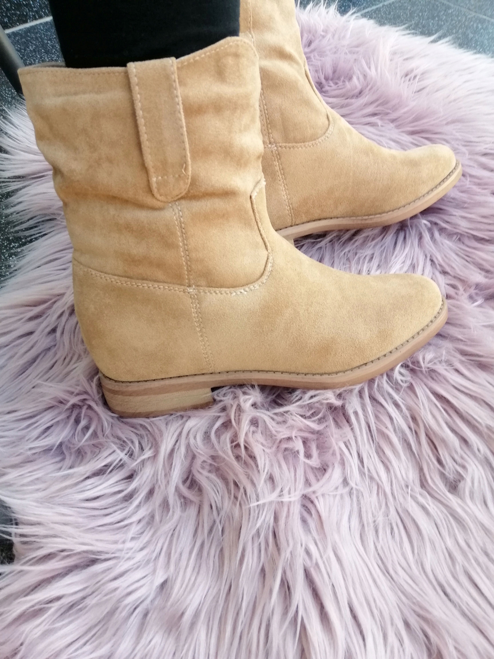 BOTKI DAMSKIE BEŻOWE ZAMSZ OCIEPLONE KOTURNA R40 Marka inna