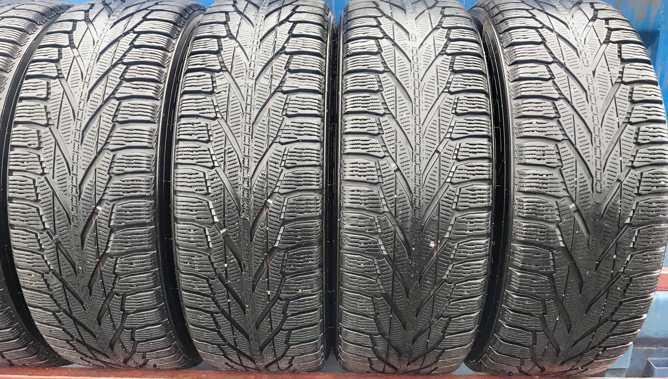 4x 215/65R16 NOKIAN HAKKAPELITTA R2 SUV 102R ZIMA