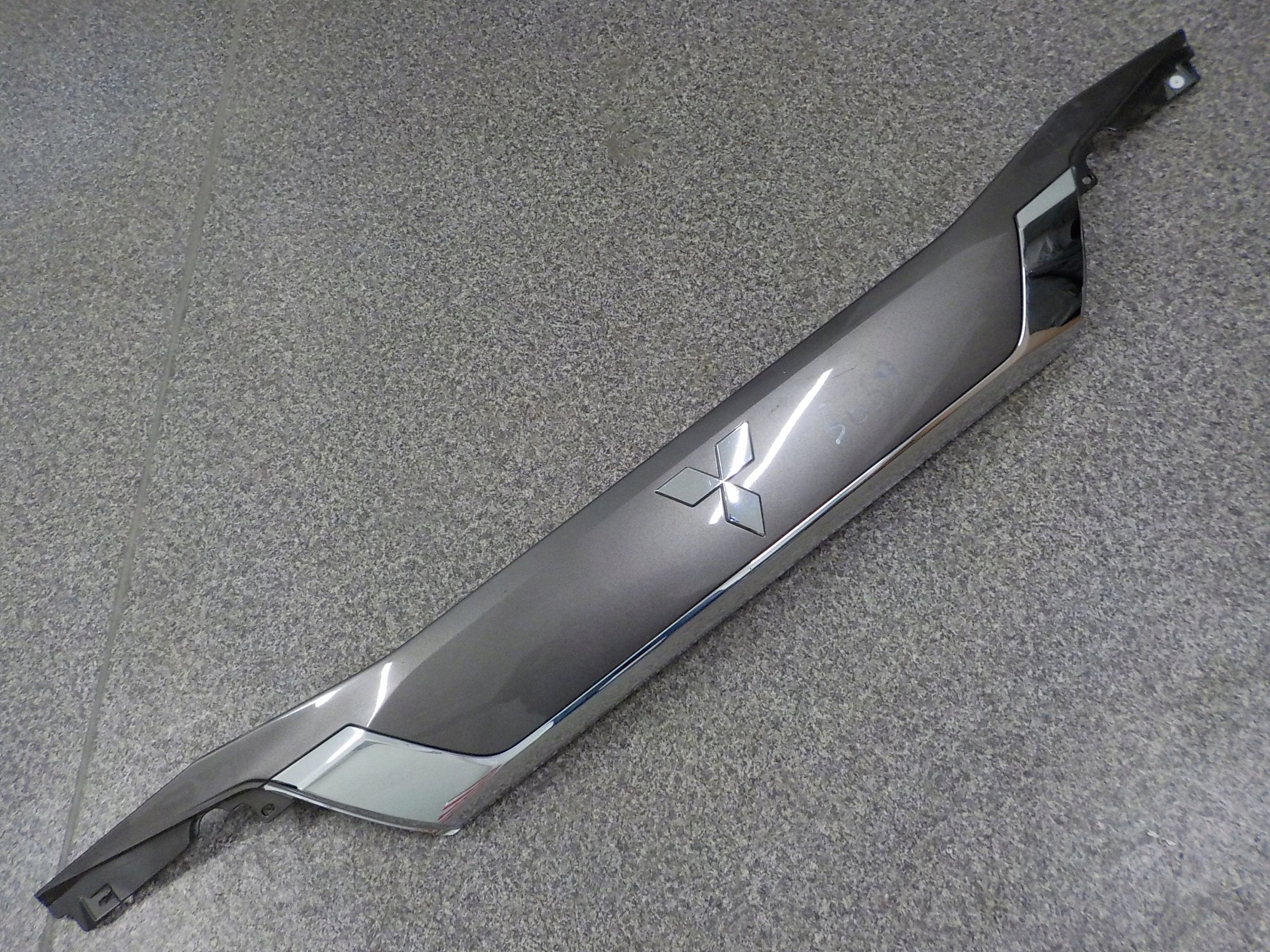 КРЫШКА ПЛАНКА ЗАДНЕЙ КРЫШКИ MITSUBISHI OUTLANDER III