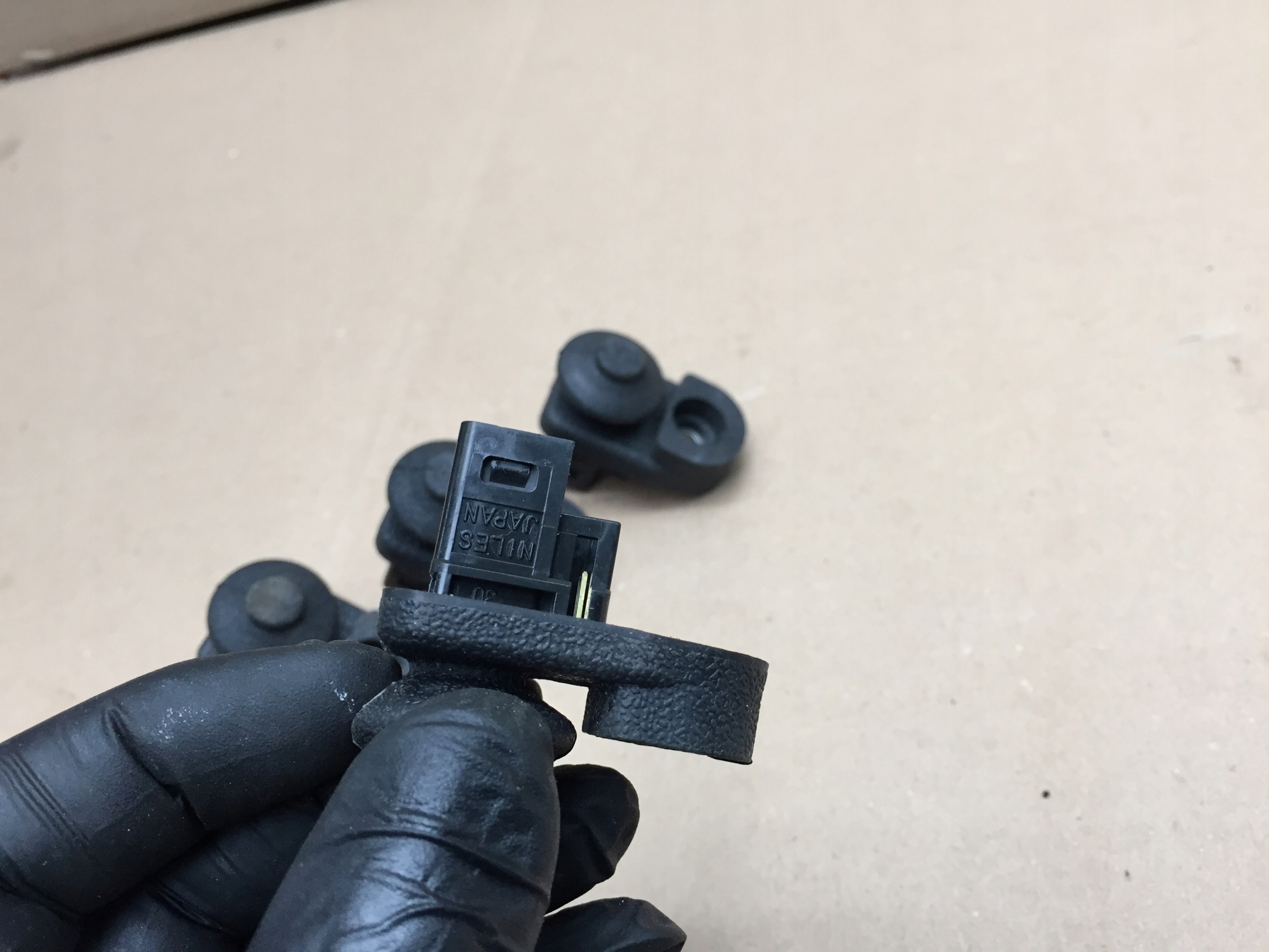 NISSAN JUKE QASHQAI X-TRAIL CZUJNIK KRAŃCOWY OTWARCIA DRZWI Typ samochodu Samochody osobowe