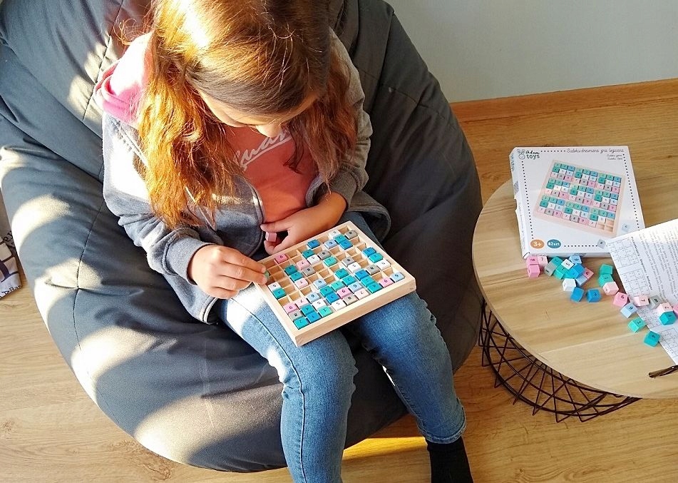 Sudoku-Holzspiel für Kinder ab 3 Jahren - Spielbrett 18x18 cm, Spielfiguren 1,5 x 1,5 cm - Puzzle-Brett - Brettspiel mit Steinen - Lernspielzeug - Geschenk für kleine Kinder — 15