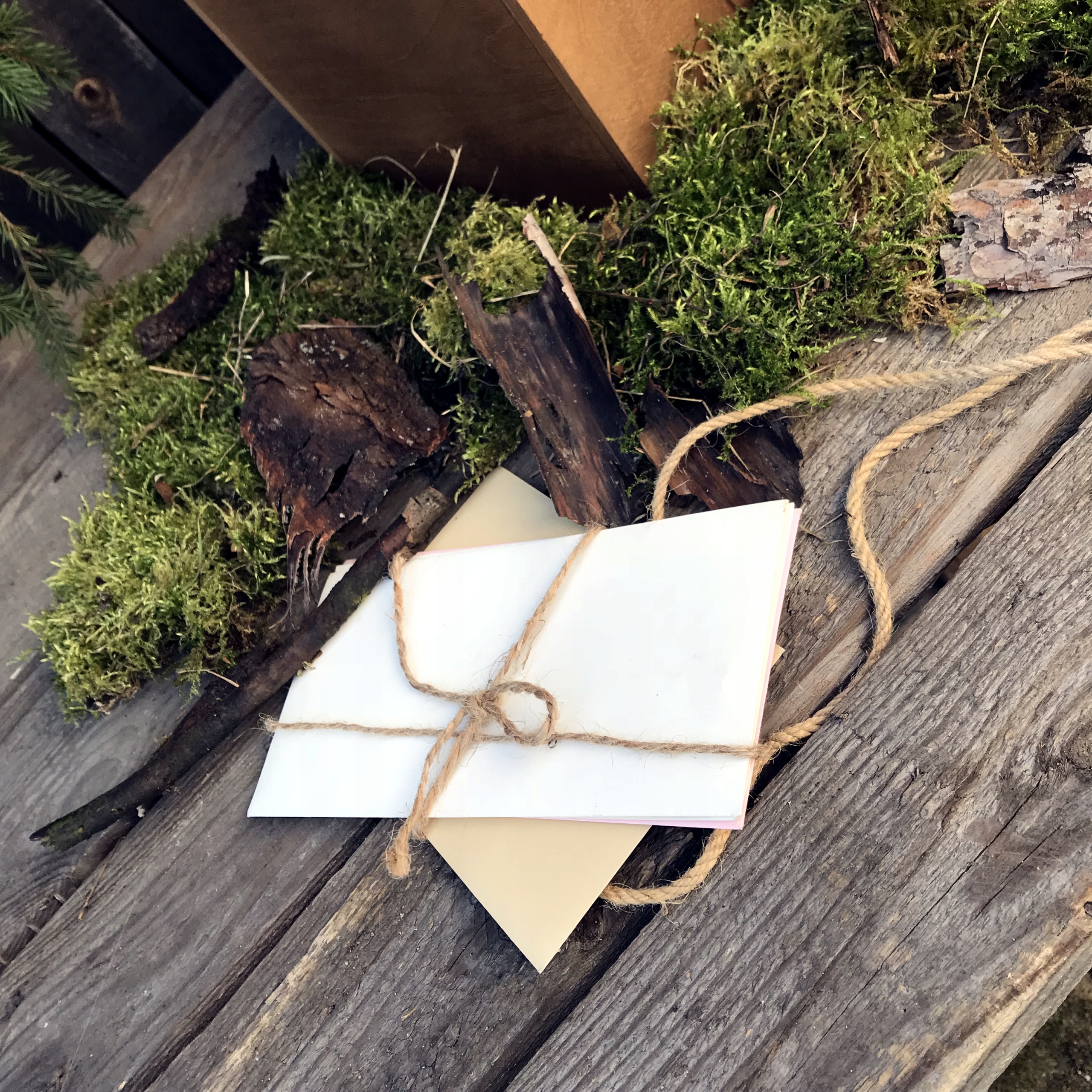 Duże Rustykalne Pudełko na KOPERTY + OBRĄCZKI mech Rodzaj pudełko z mchem