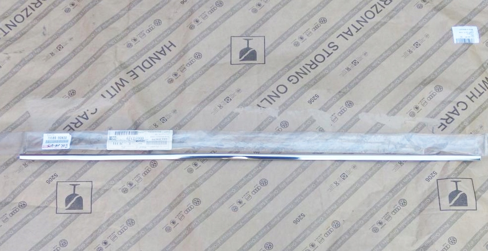 75586-90K00 - ХРОМОВАНА НАКЛАДКА ЗАДНІХ ДВЕРЕЙ БАГАЖНИКА TOYOTA LAND CRUISER