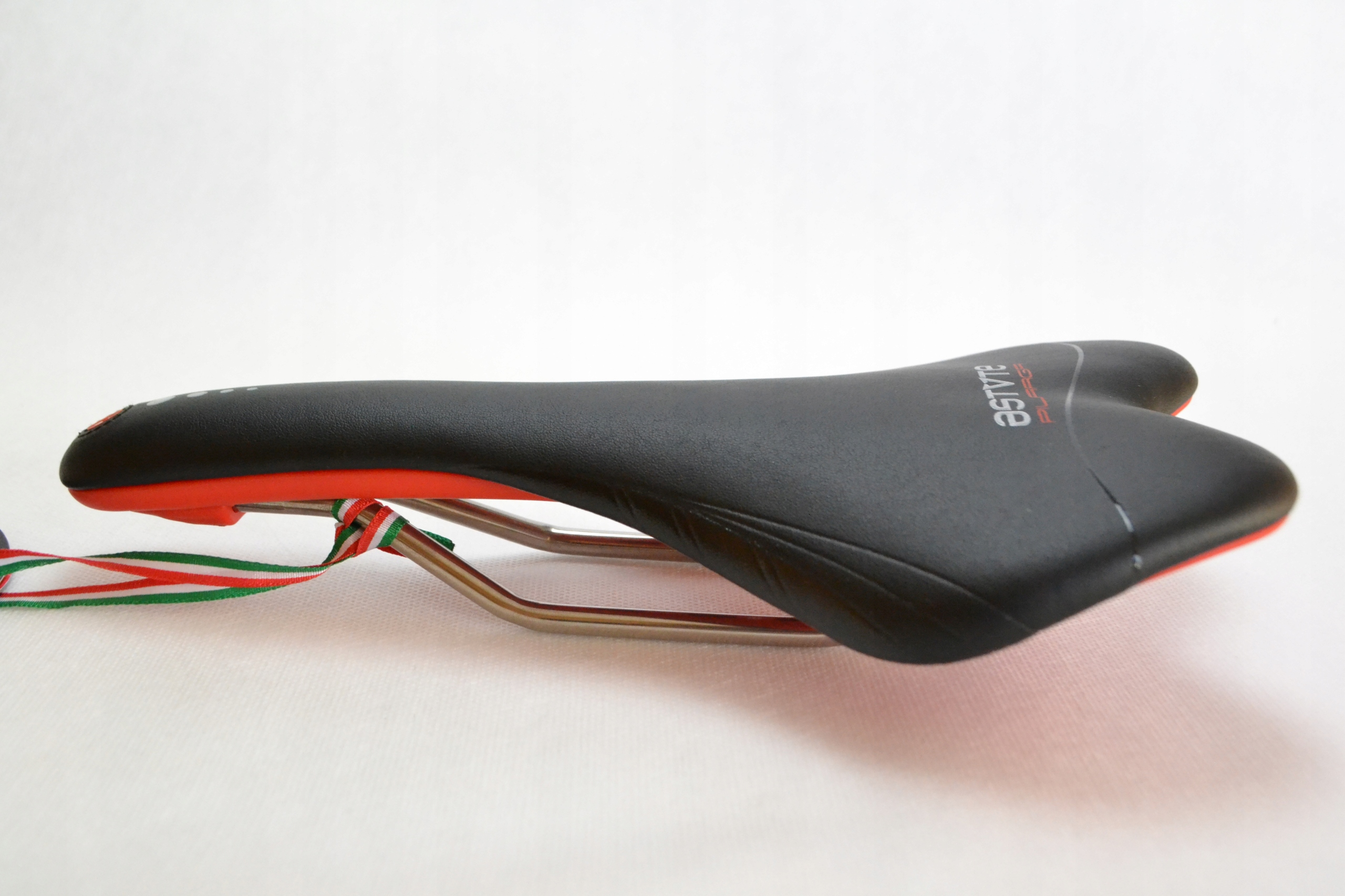 Siodełko rowerowe Astute Skyline SR Pilarga /R4/ Szerokość 135 mm