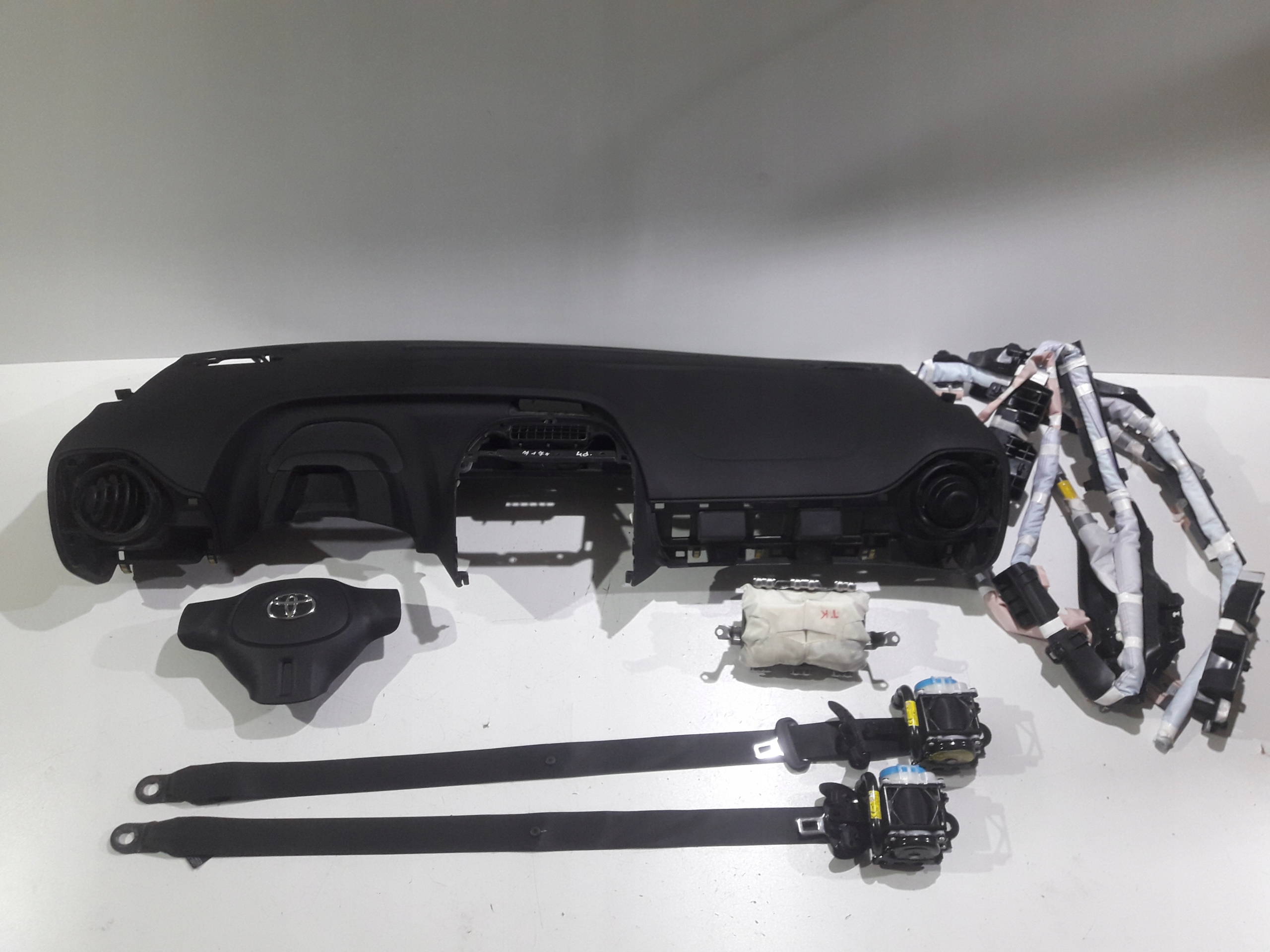 TOYOTA AYGO ДОСКА КОНСОЛЬ ПОДУШКА БЕЗОПАСНОСТИ РЕМНИ