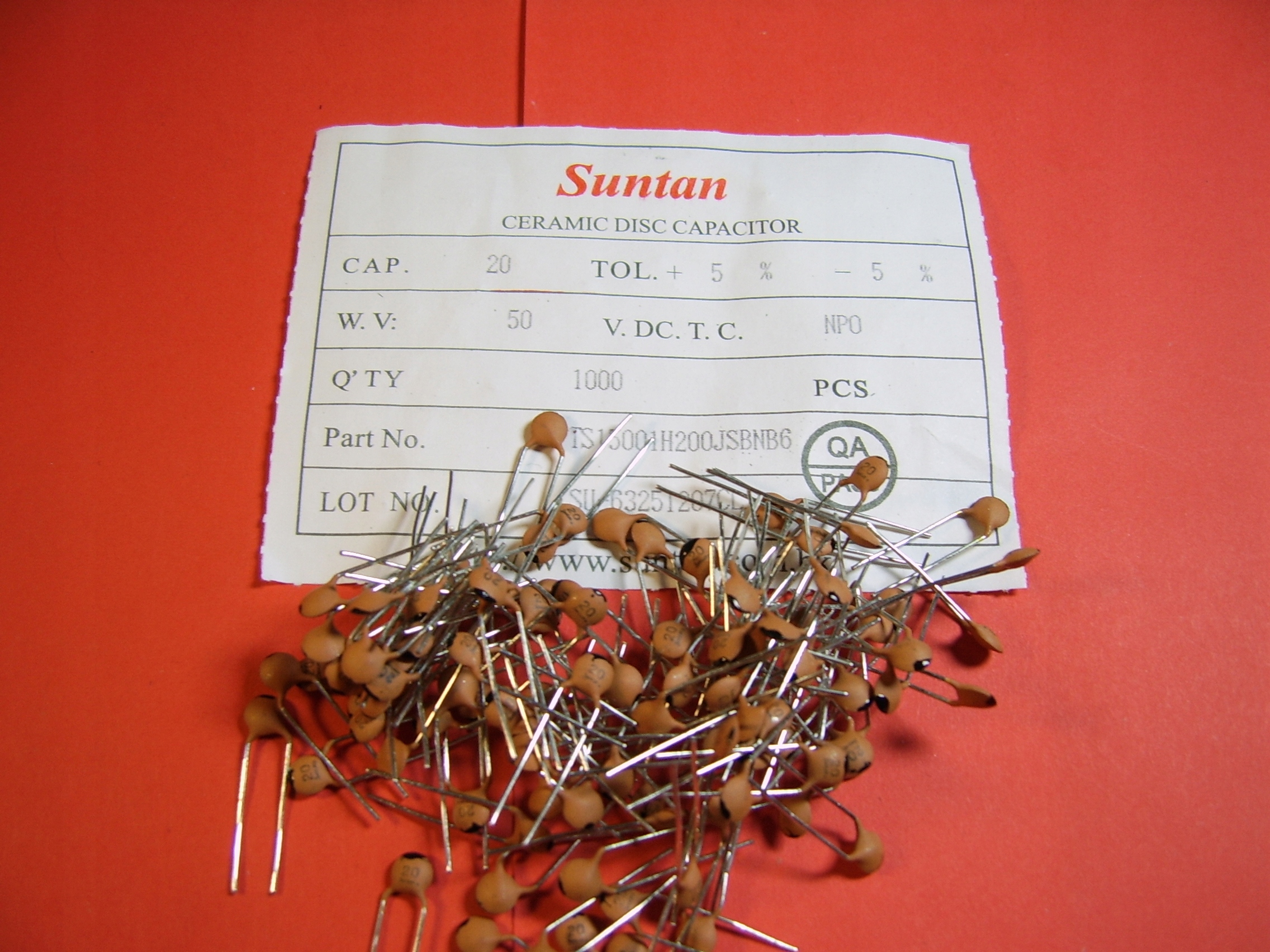 100x 20pF 50V 5% NP0 kond. ceramiczny Tht Suntan