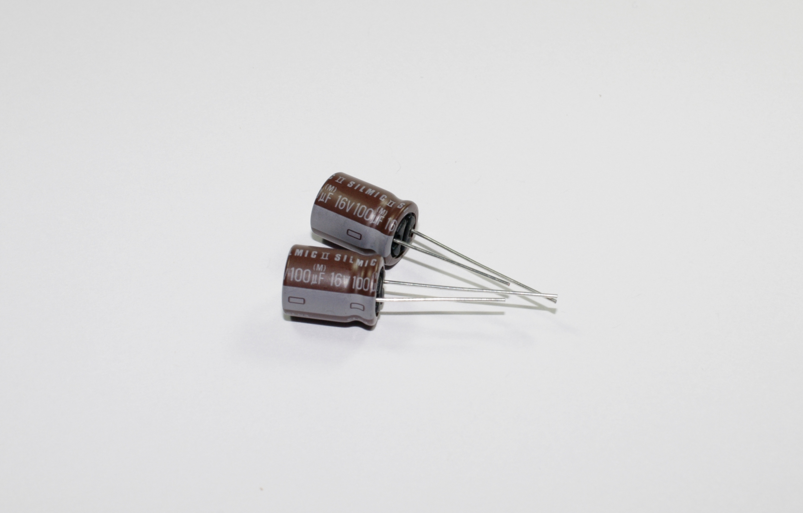 

Kondensator 100uF/16V Elna Silmic II Rfs x 4