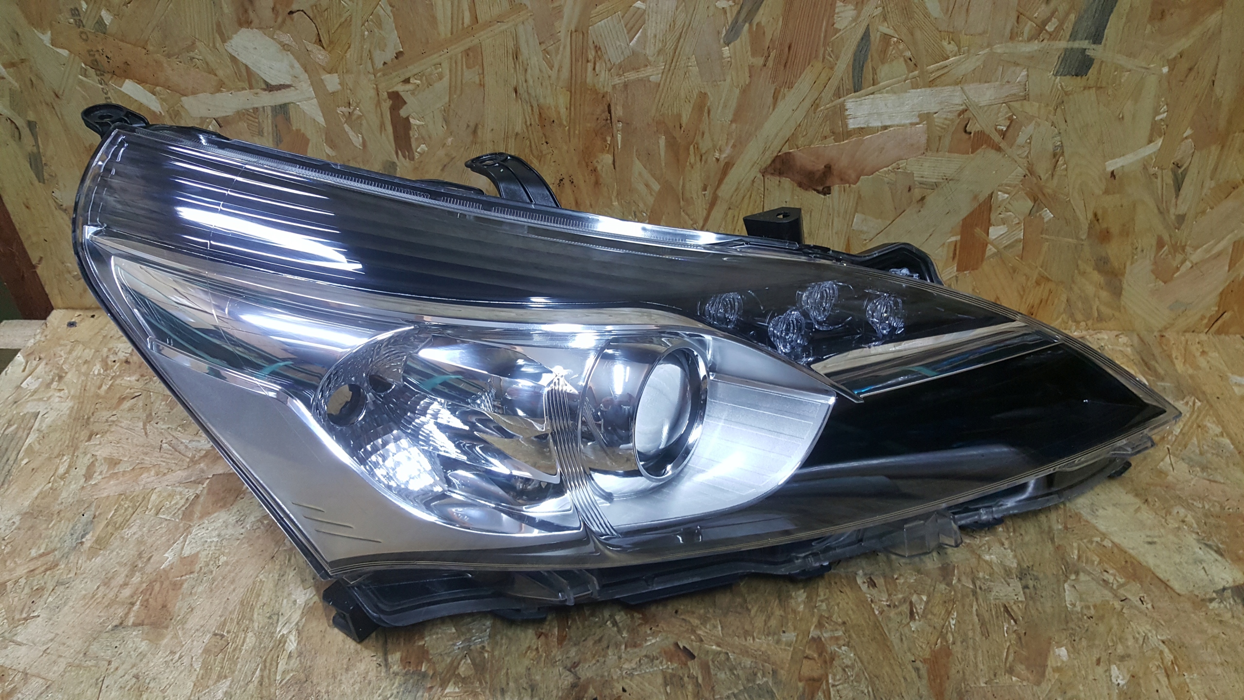 ФАРА ПРАВА ПЕРЕД TOYOTA VERSO LED КСЕНОН 14 15 16