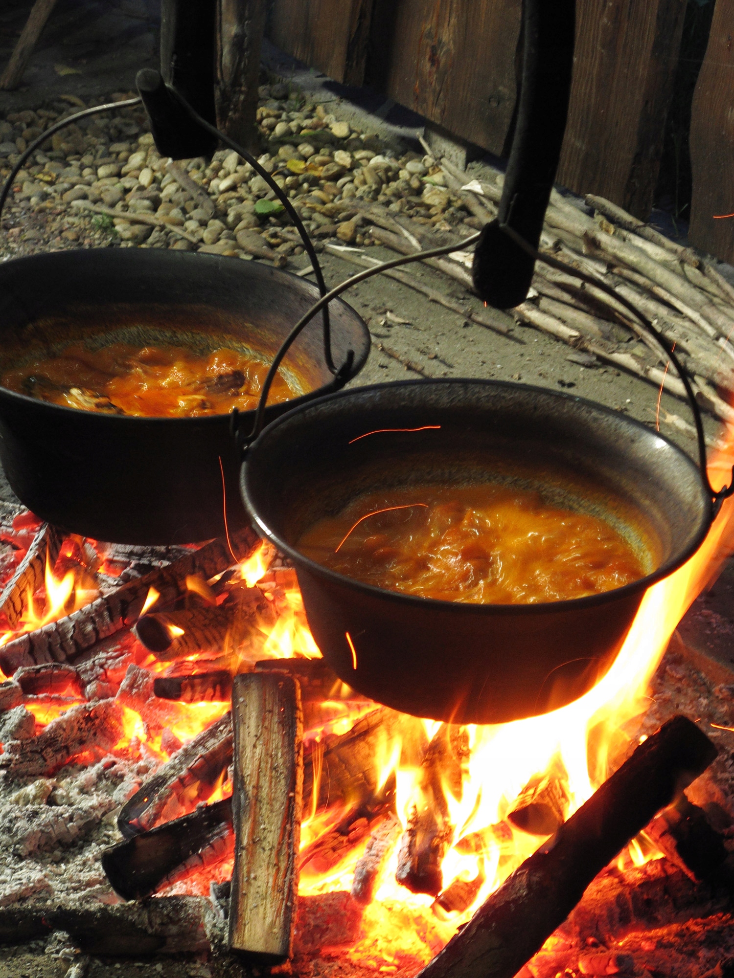 KOCIOŁEK WĘGIERSKI ŻELIWNY 10L EMALIOWANY Pojemność 10 l