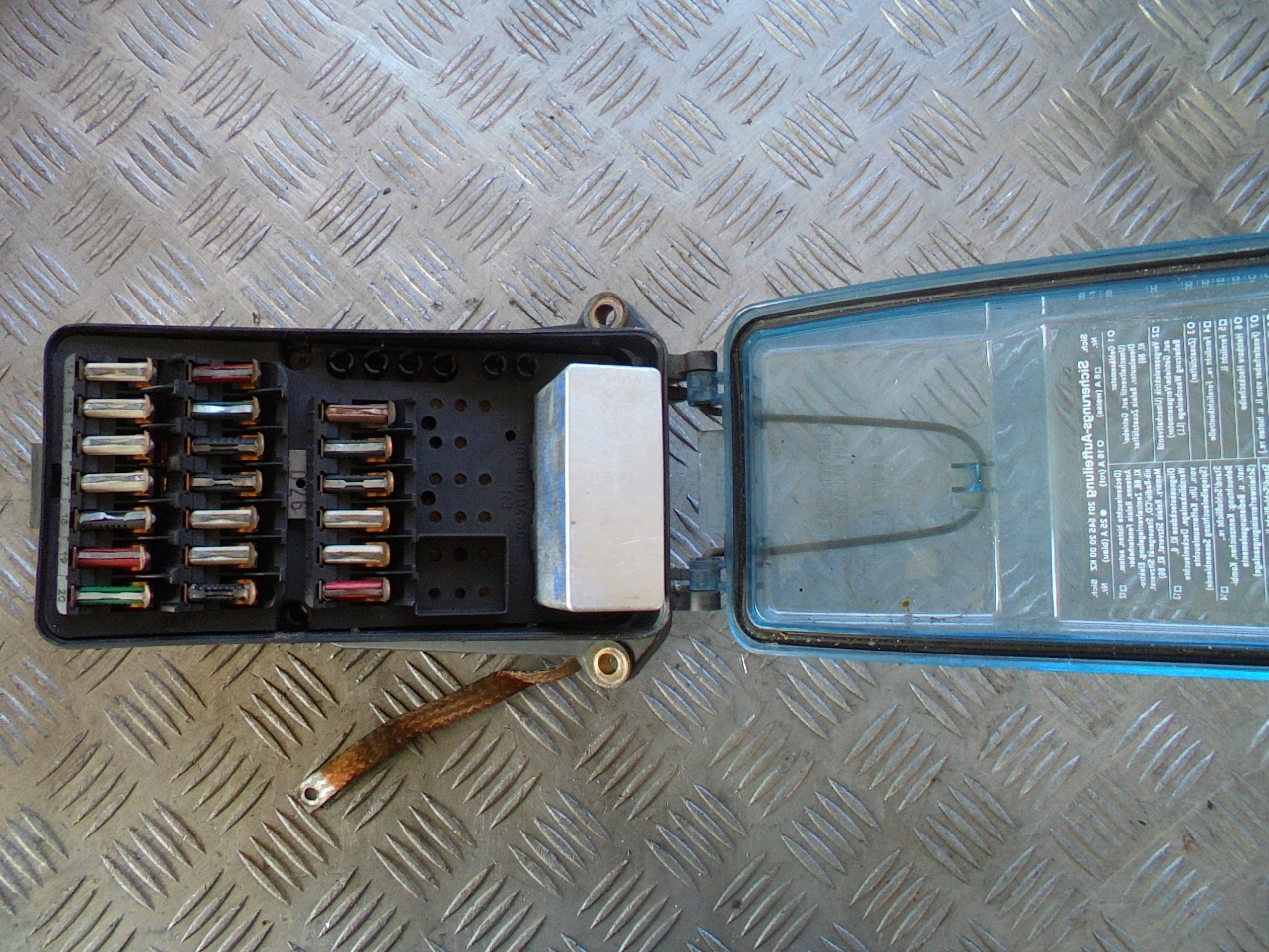 PUSZKA SKRZYNKA BEZPIECZNIKÓWMERCEDES W201 2.0D Numer katalogowy części 2015450046