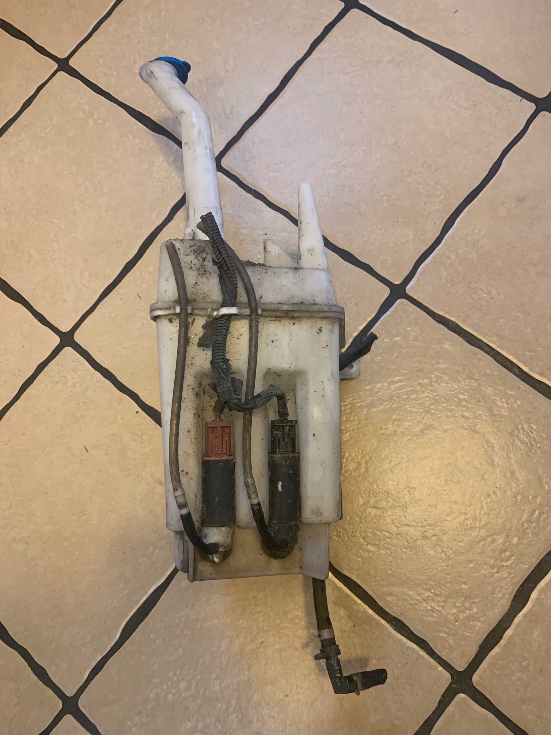 Toyota Avensis T25 универсал бачок брызг жидкости