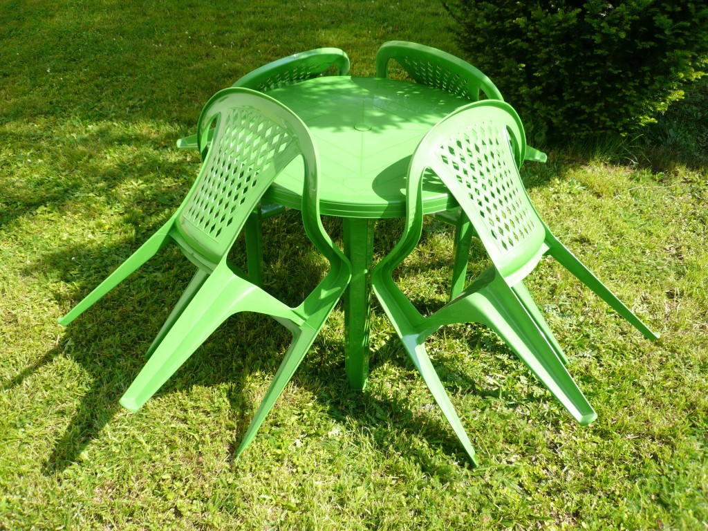 MOCNY! PLASTIKOWY ZESTAW 4+1 KRZESŁA STÓŁ OGRODOWY Materiał dominujący tworzywo sztuczne