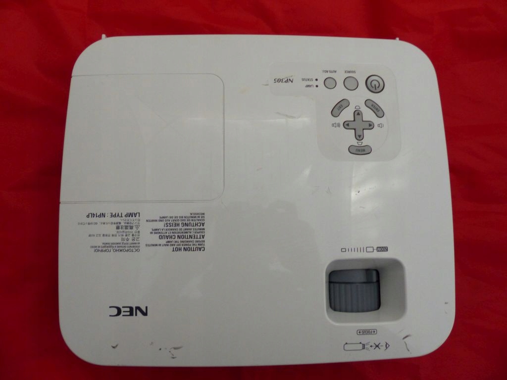 PROJEKTOR RZUTNIK NEC NP305 FULL HD 2200 ANSI Technologia wyświetlania LCD